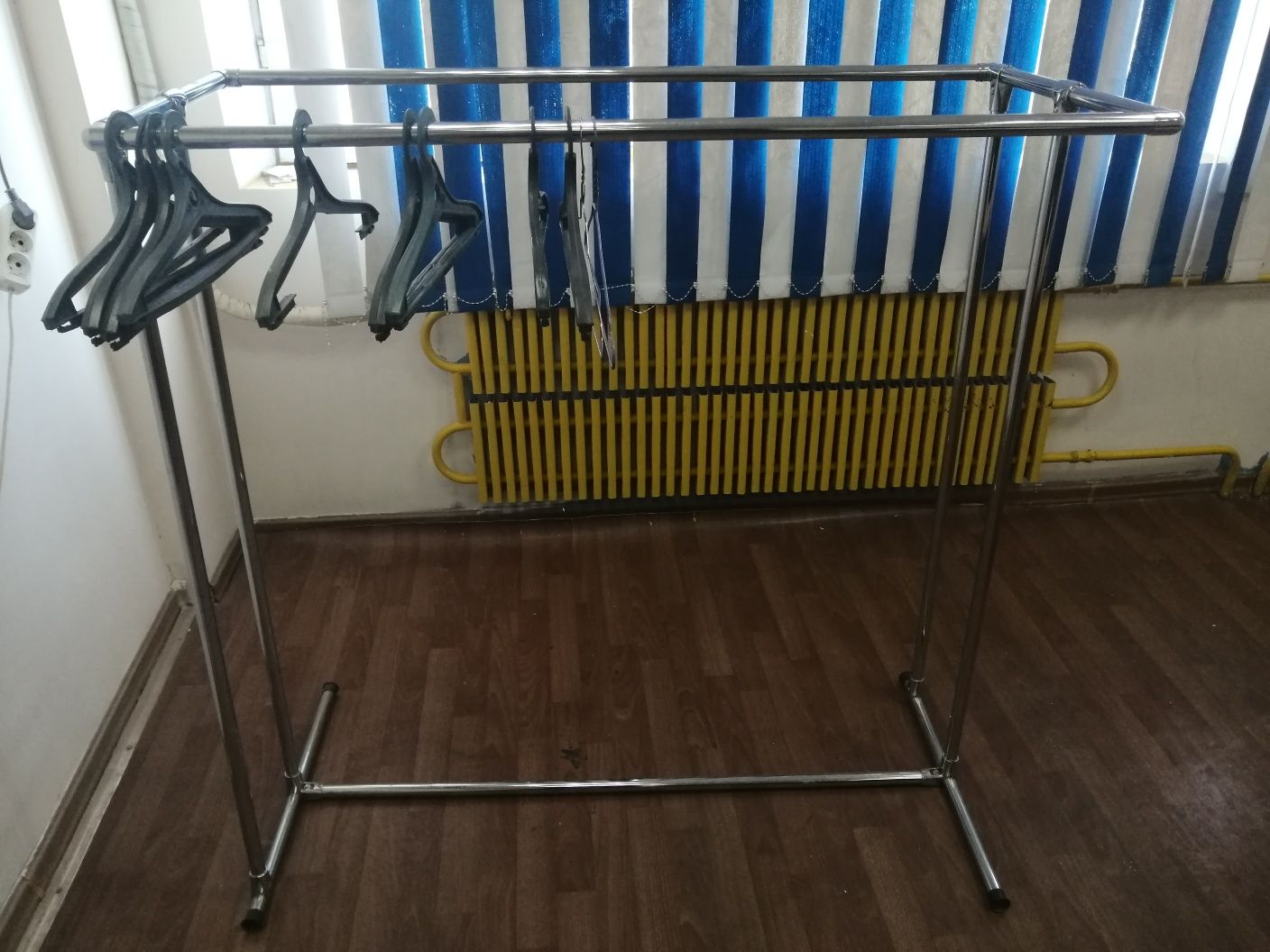 Продам стулья, стол, парты,  офисные
