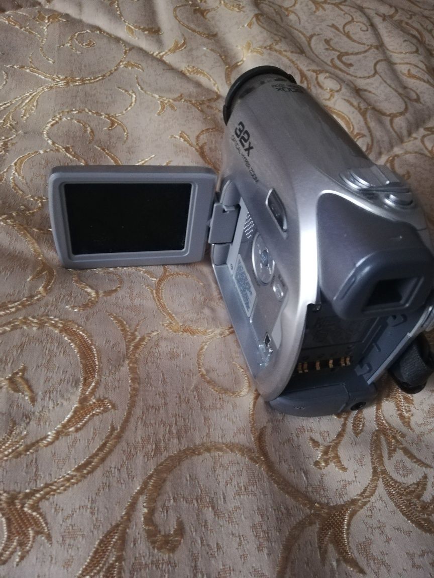 Продам видеокамеру JVC GR-D340E
