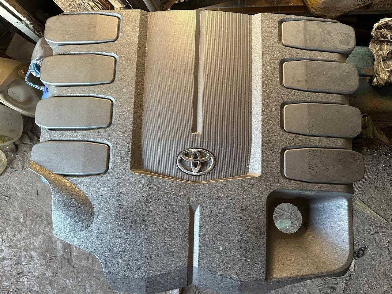 Продам Декоративную крышку двигателя Toyota Land Cruiser 200.