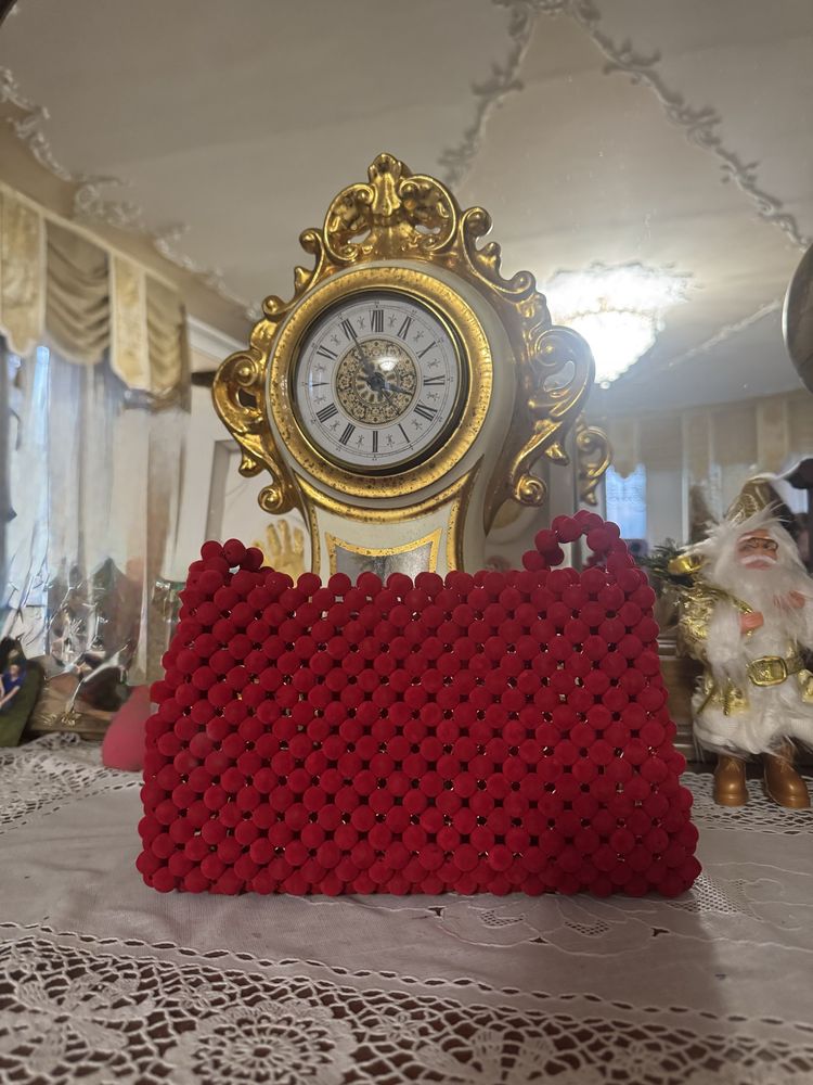 Элегантная сумка из красных бусин – яркий акцент для любого образа”