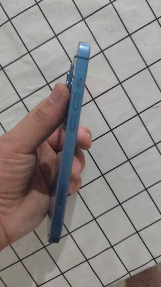 продаю iphone 13