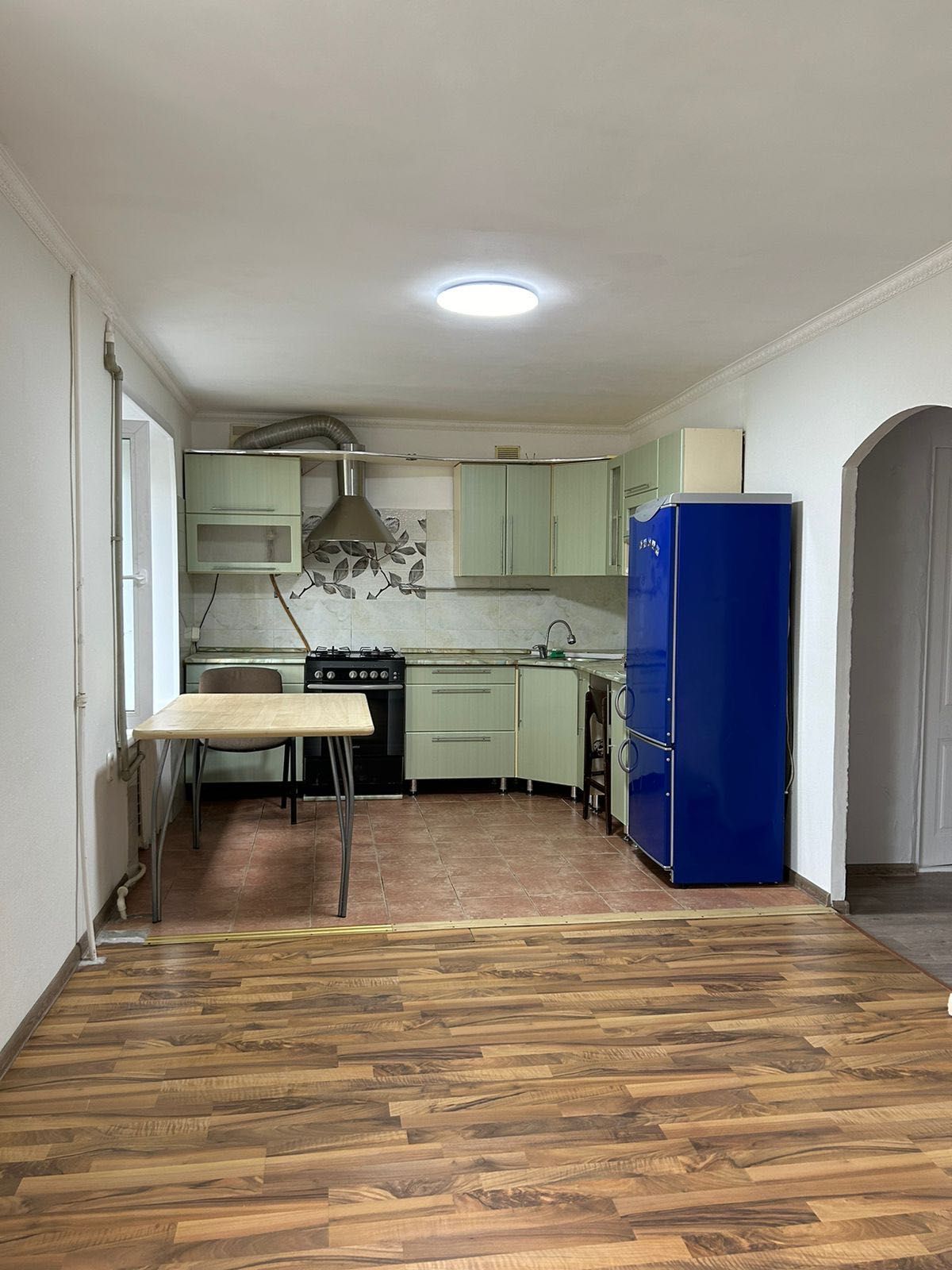 Продам квартиру трехкомнатную
