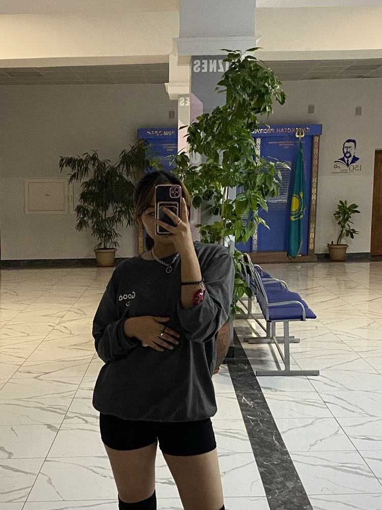 Толстовка с надписью GOOD
