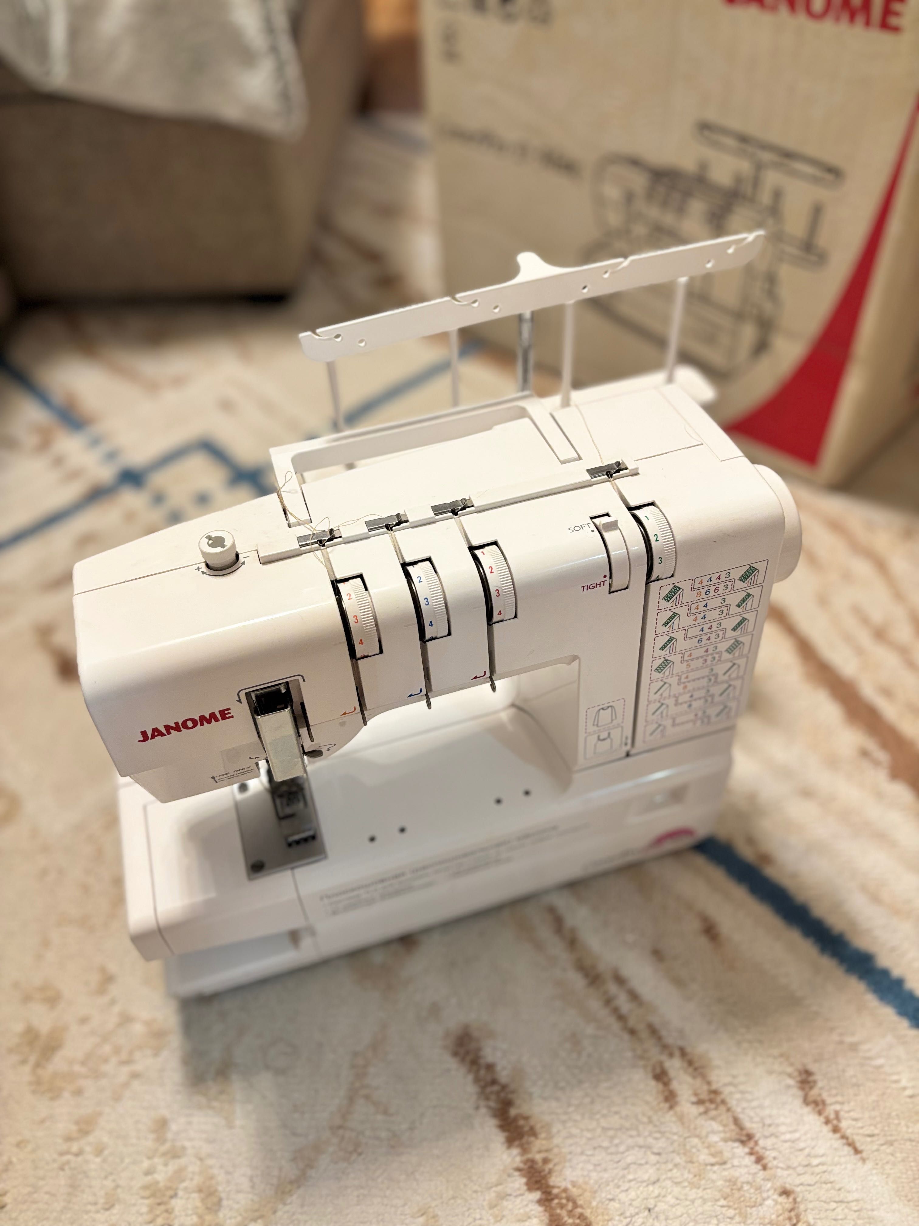 Продам распошивальную машину Janome Cover D Max