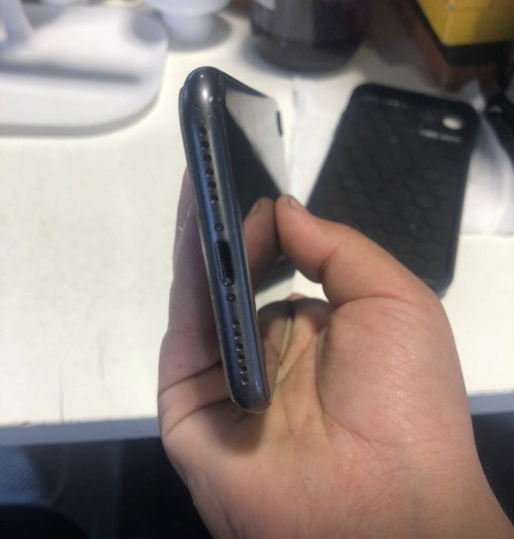 iPhon 8 64 г всё работает фйс айди и кот пароль экран не разбиты
