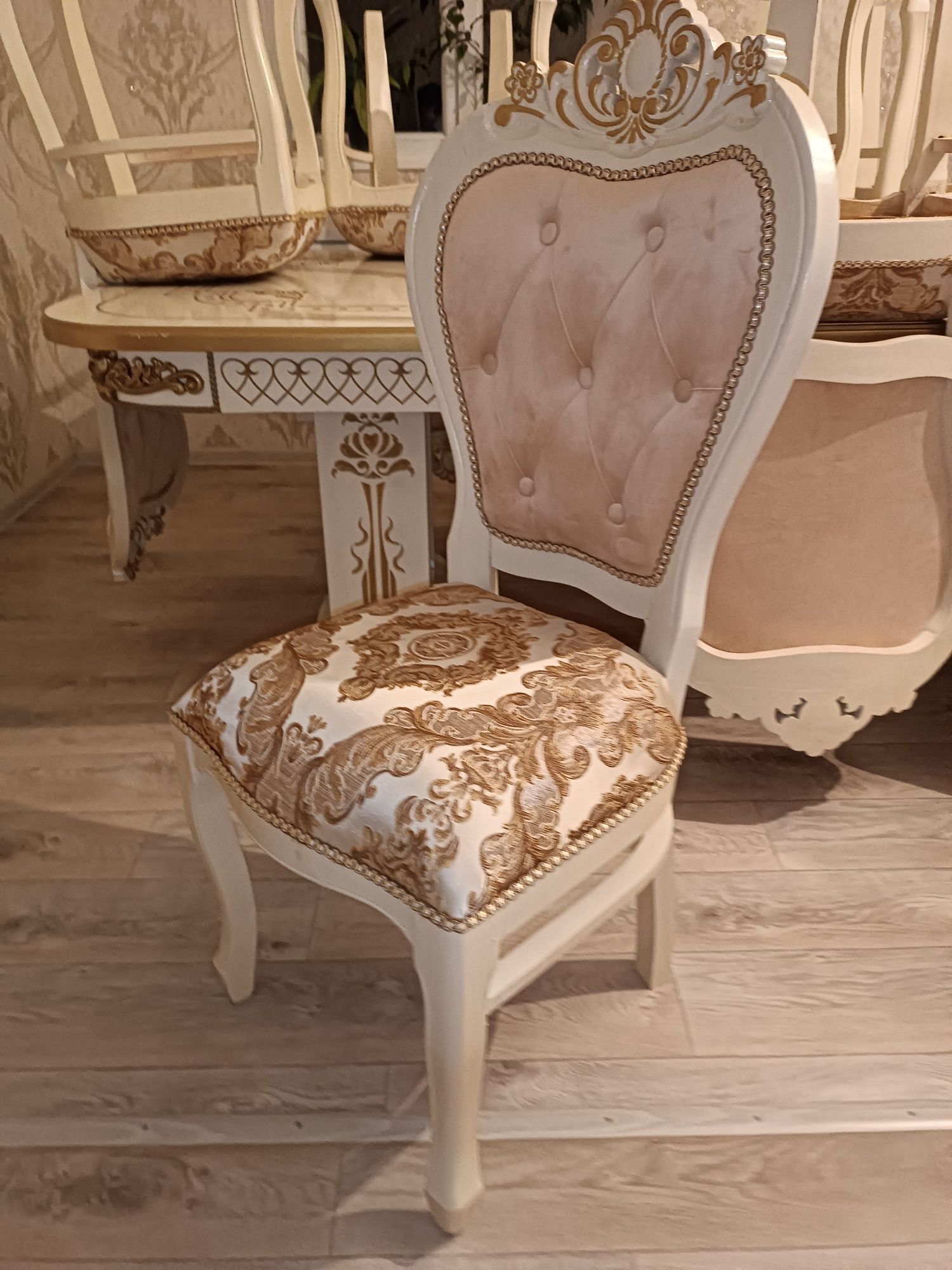Продам стулья ,,Королевские,, новые. В наличии 8 штук в одни руки