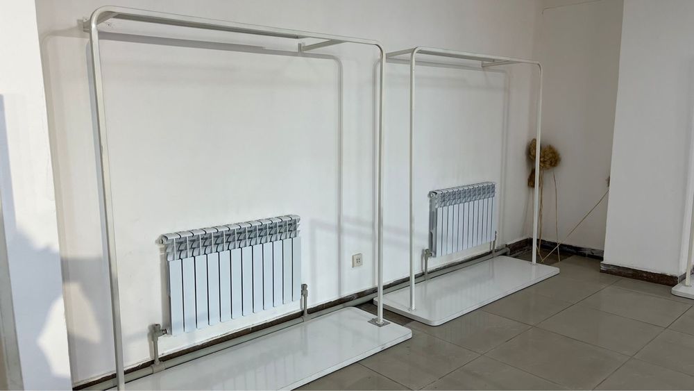 Продаю стойки , рельсы в бутик