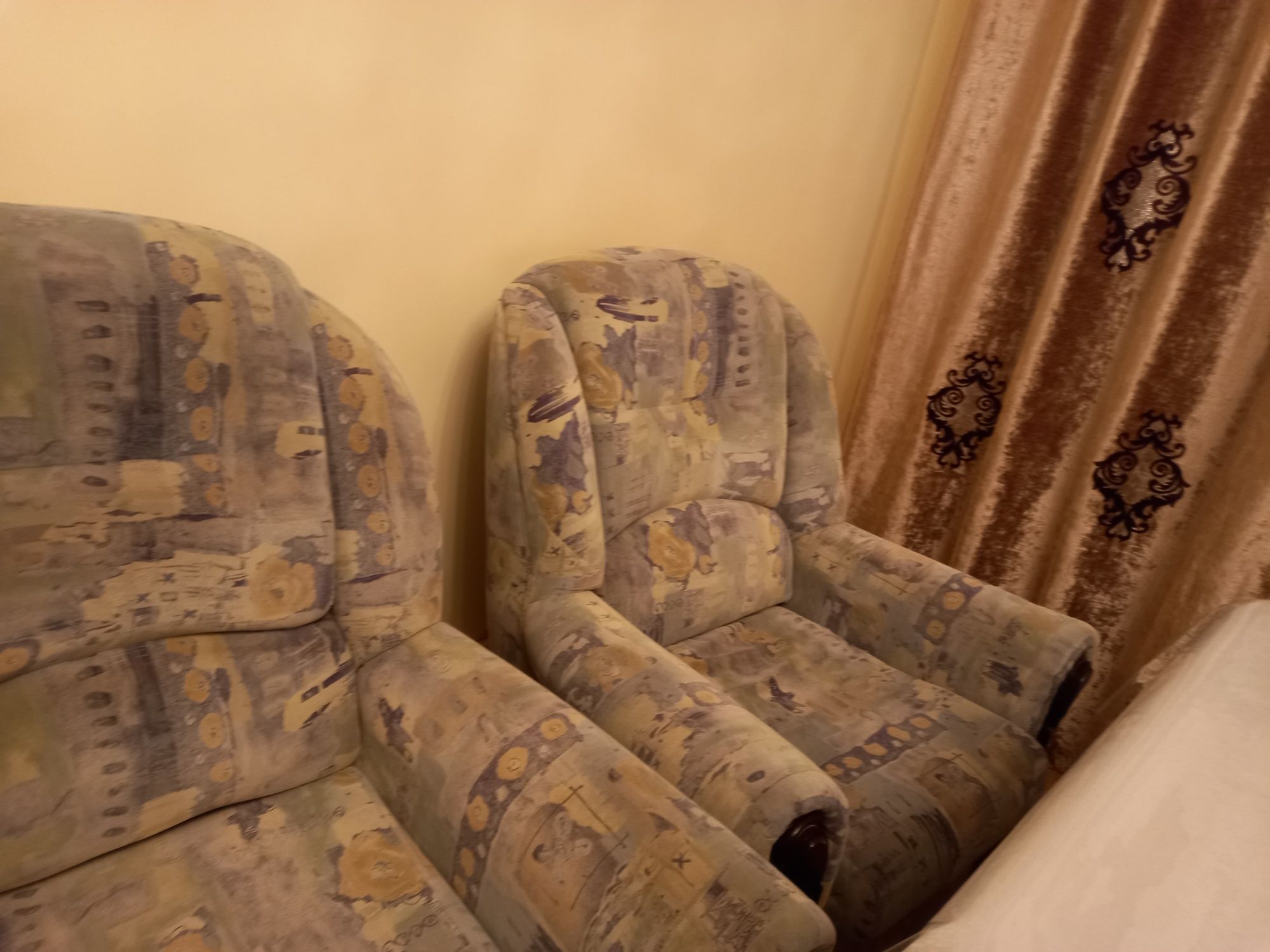 Продам уголок отдыха в хорошем состояние,углы меняющиеся