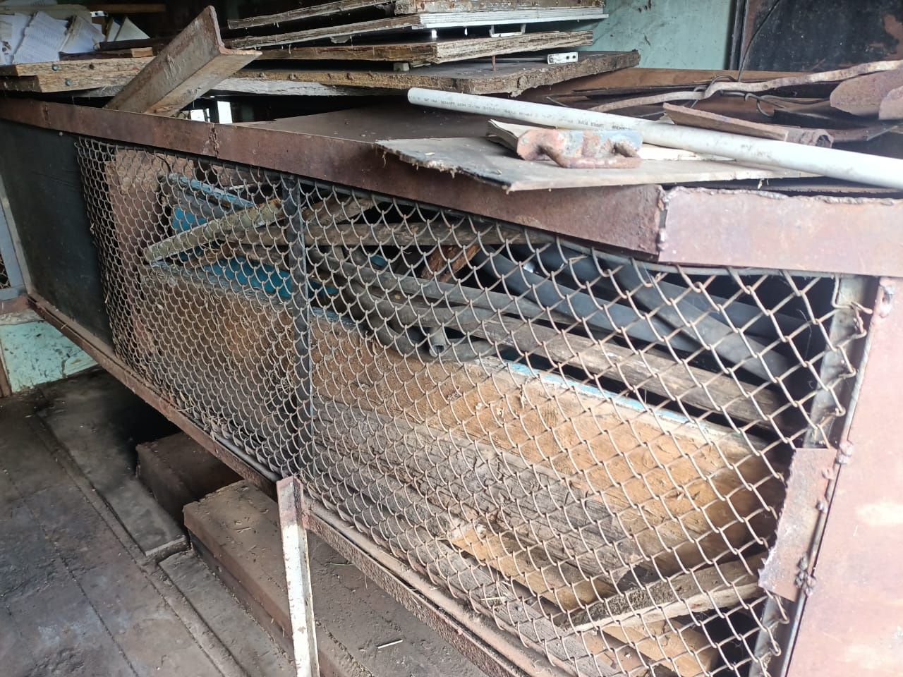 Срочно продам времянку с закрывающимися дверьми.