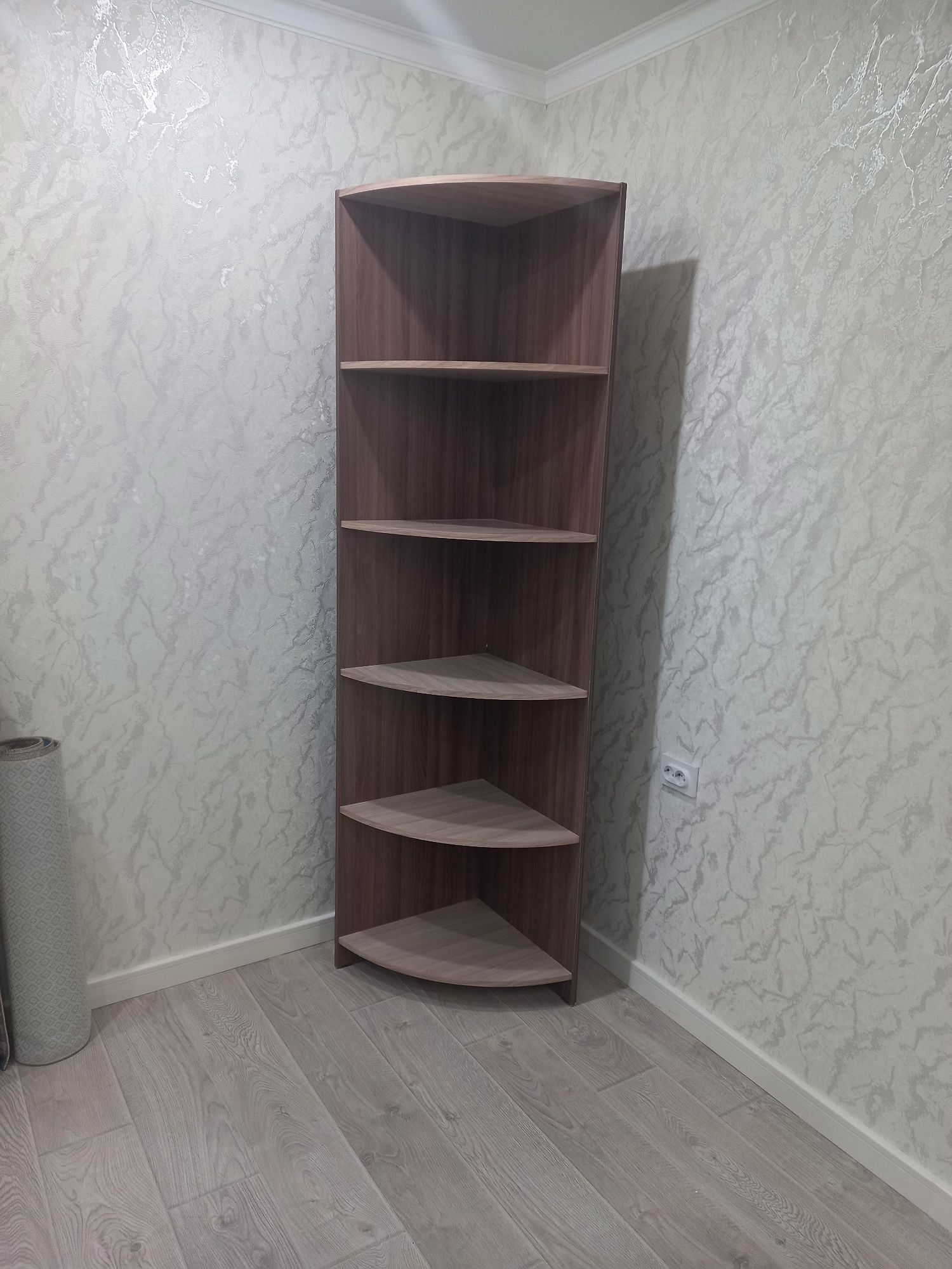 Полочка угловая удобная в камбинированном цвете.