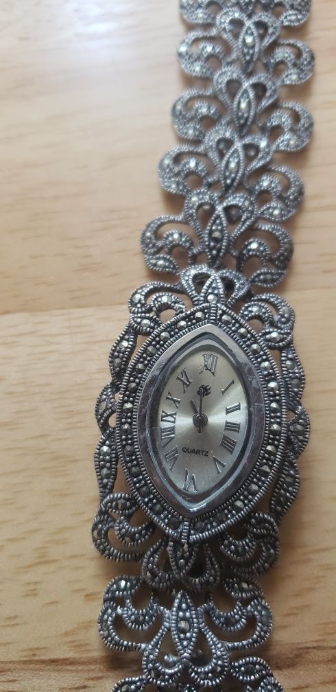 Продам часы серебрянные с фианитами