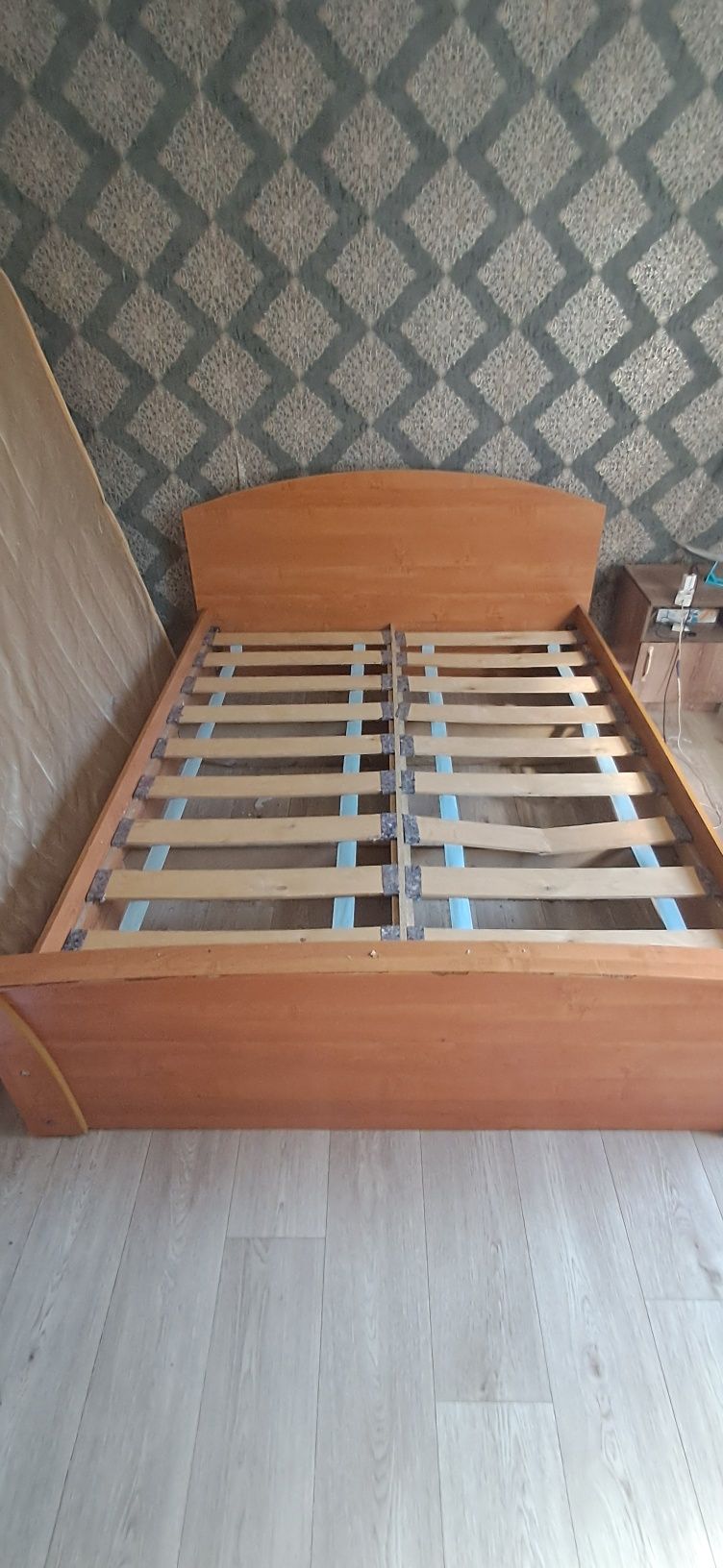Продам двуспальную кровать