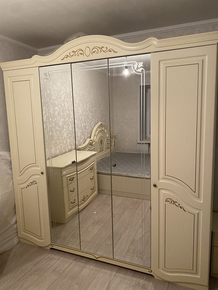 Продается спальный гарнитур