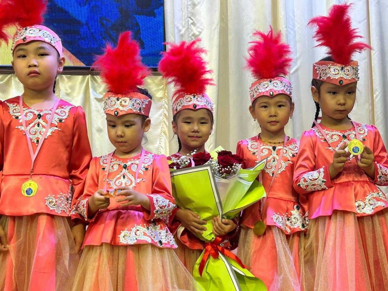 Продам детские костюмы для девочек (4-5 лет) 10 шт