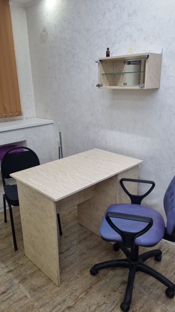 Сдается в аренду маникюрный стол и кресло для педикюра
