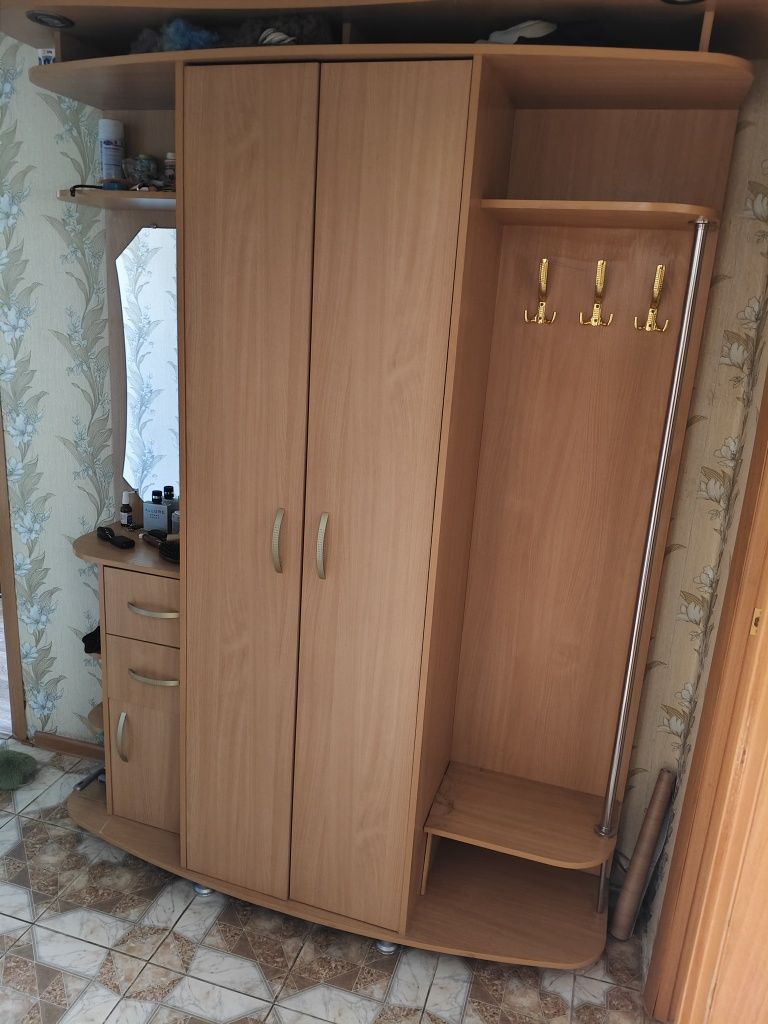 Продам шкаф горку прихожую кухню