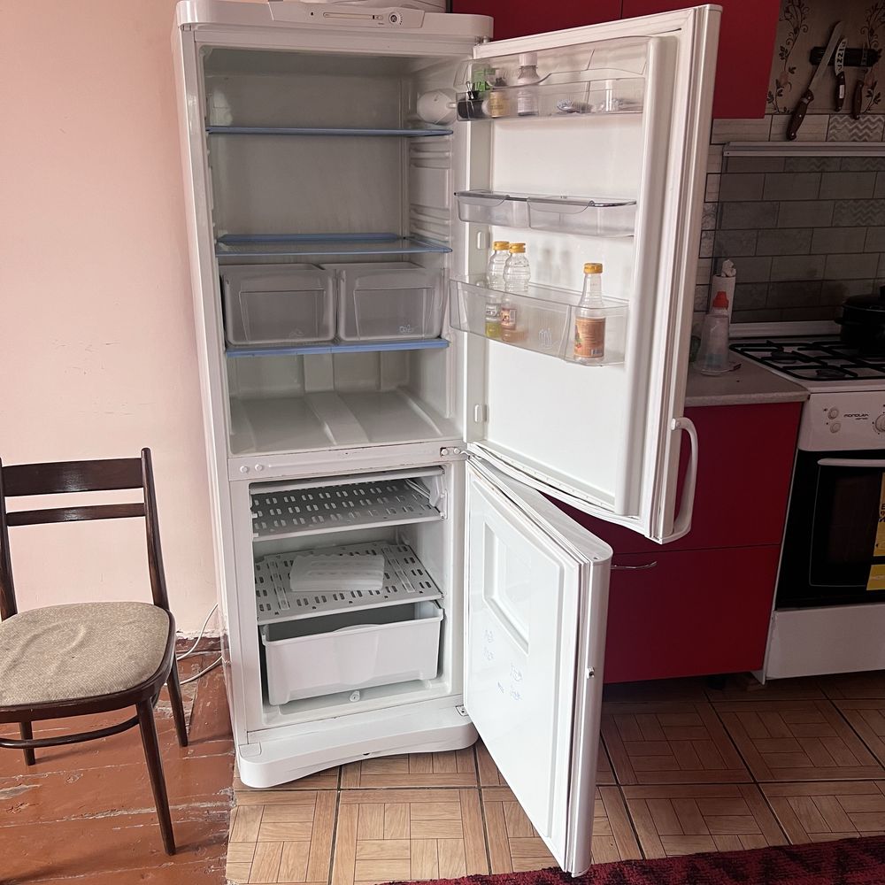 Холодильник Indesit