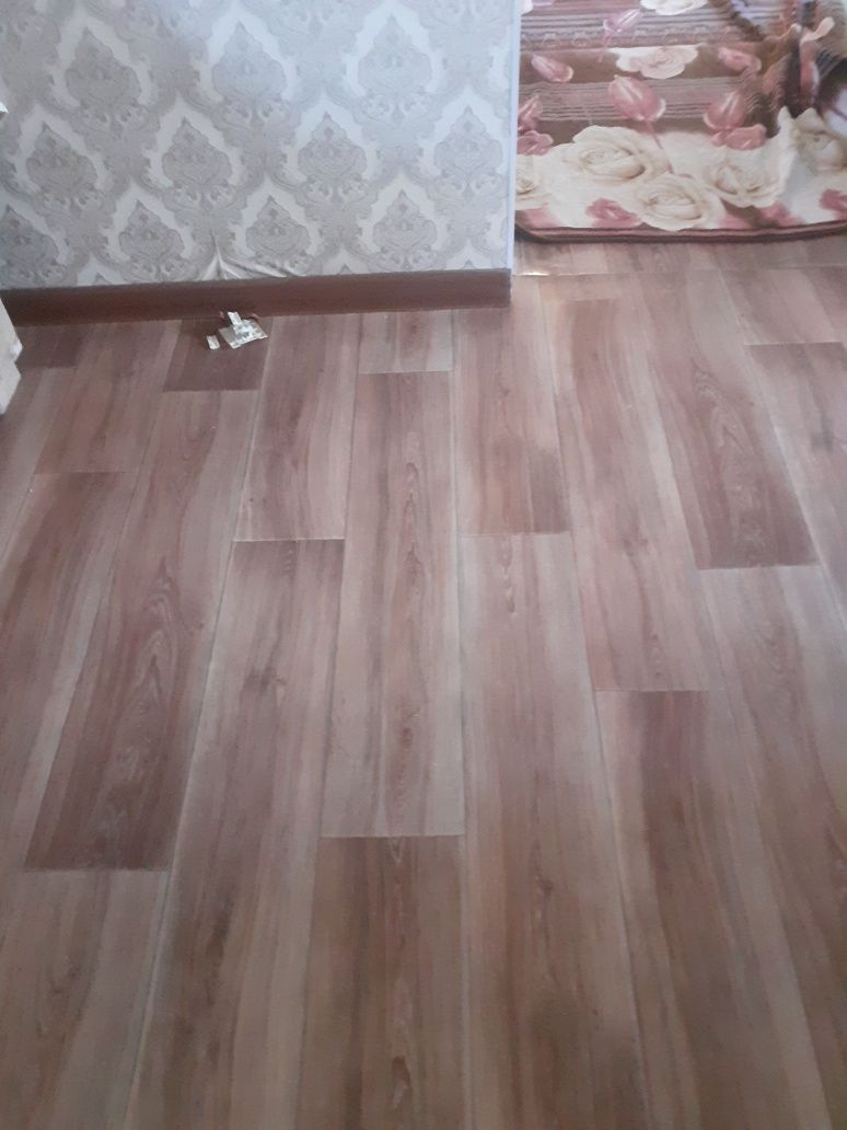 Стелим линолеум делаем плинтуса не дорого