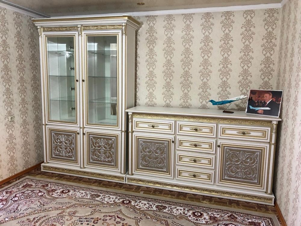 продам стол стулья и сервант + в подарок спальный гаритур