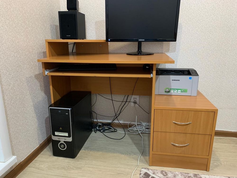 Продам компьютерный стол