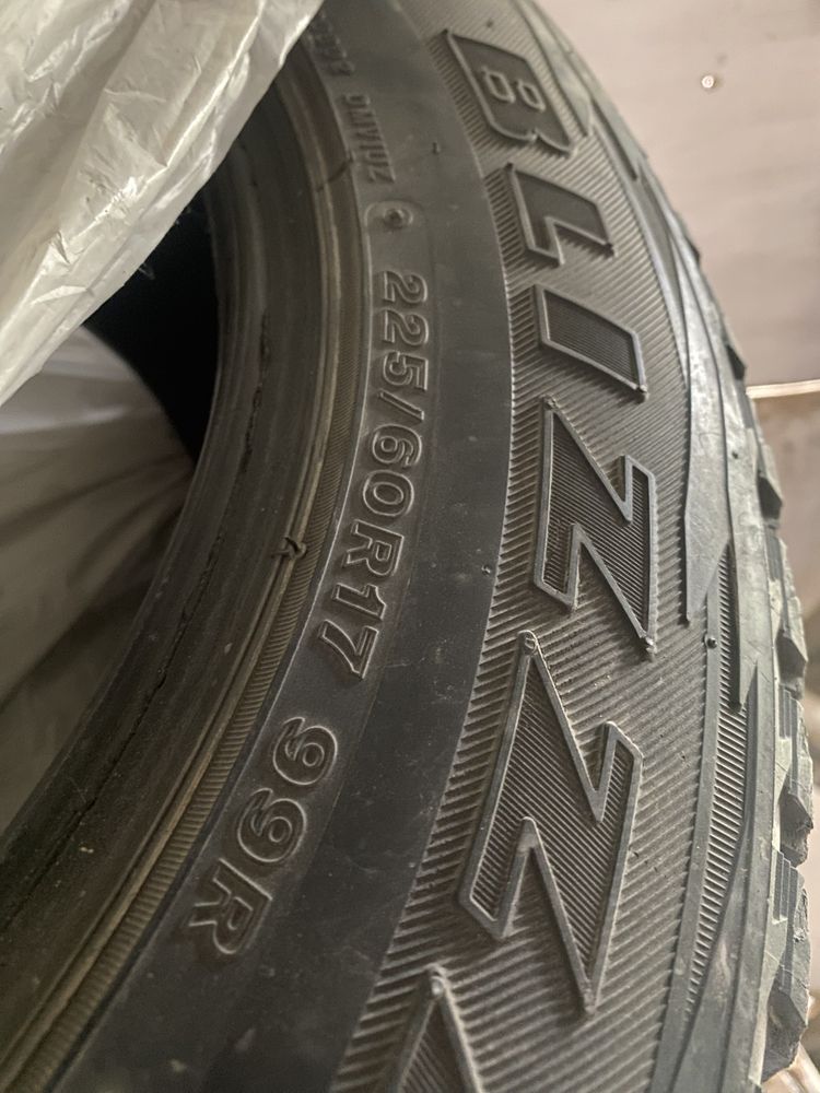 Резина зимняя как новая BRIDGESTONE 17
