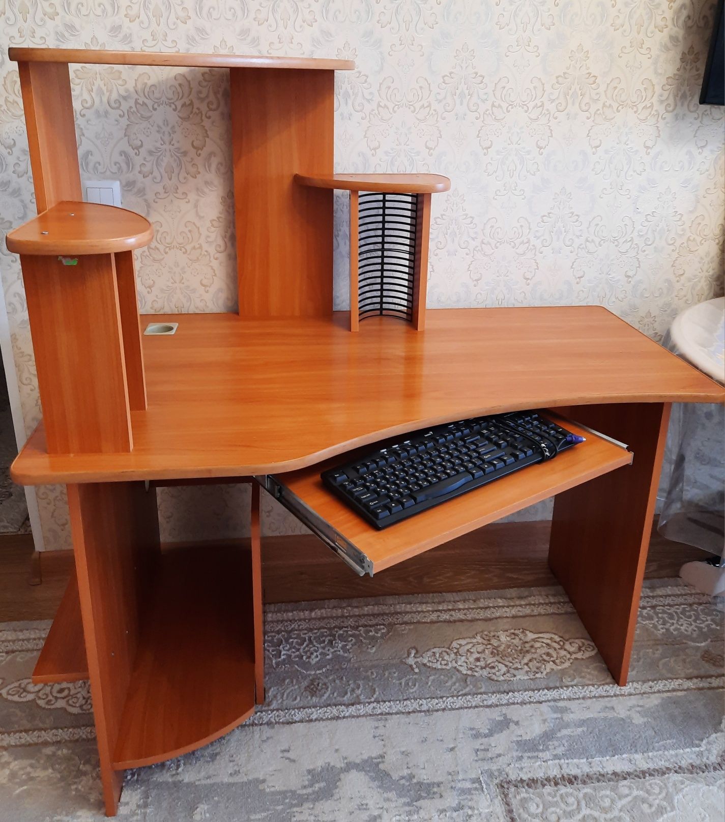Продаётся компьютерный стол, б/у.