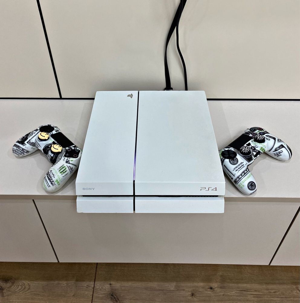 Playstation 4/  идеально С играми