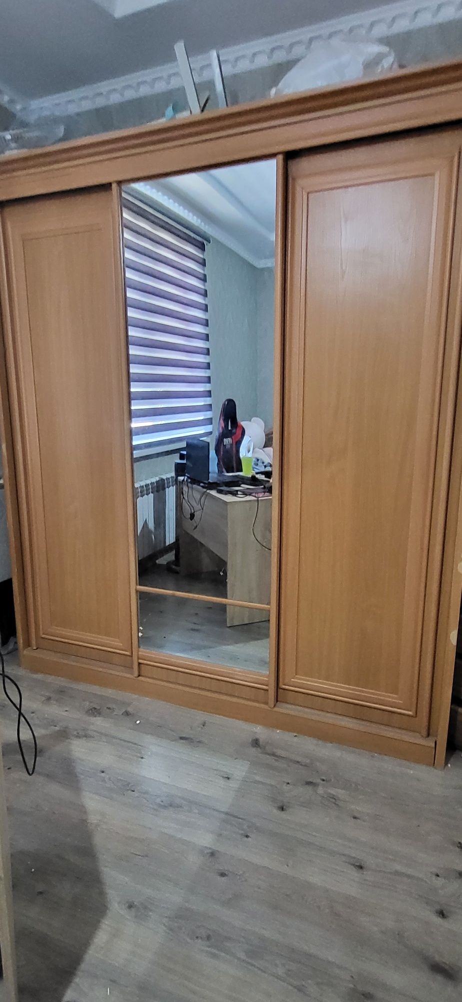Продаю комплект мебели: б/у шкаф с зеркалом и тумбочку