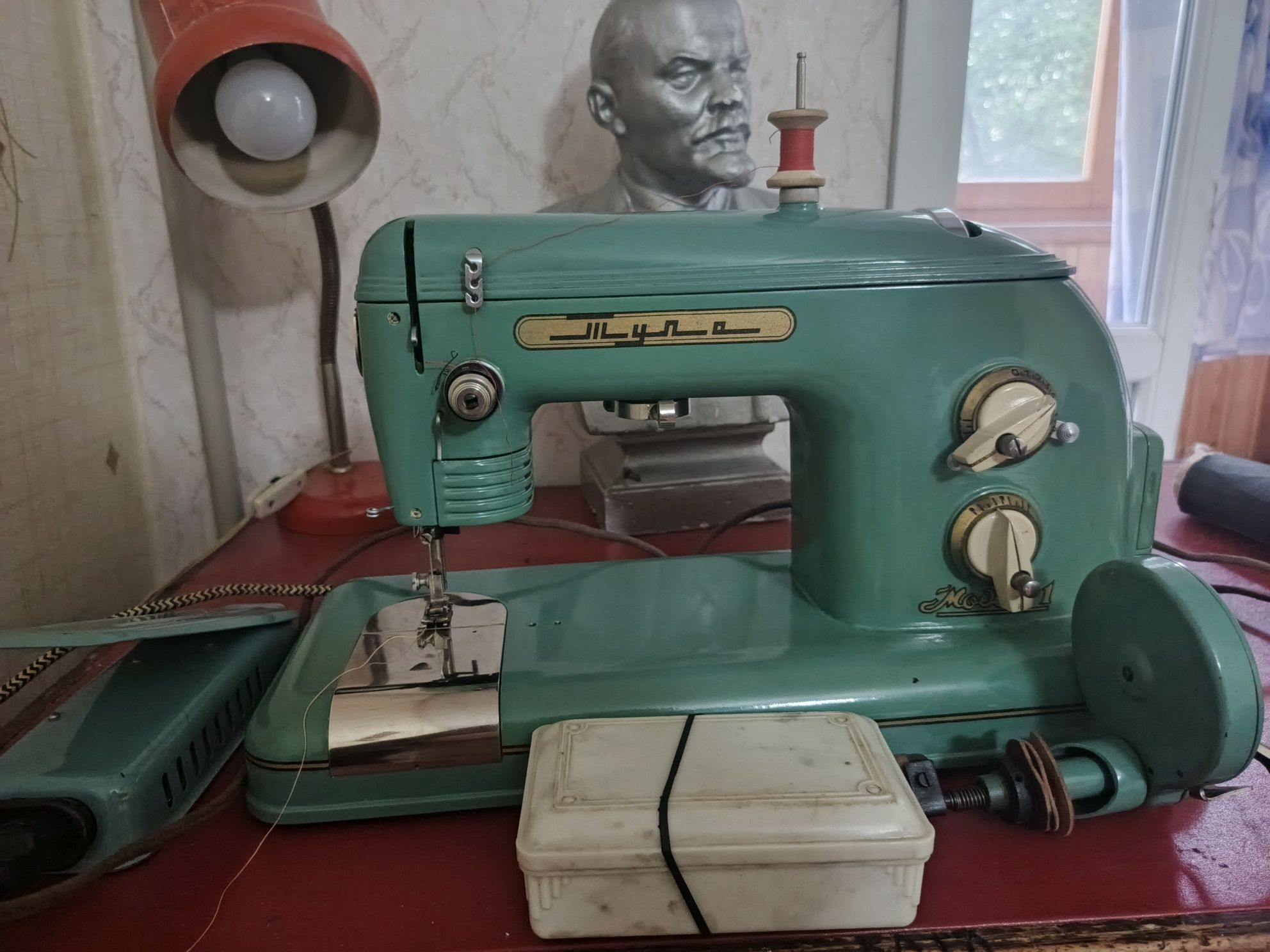 Продам швейную машинку 15000