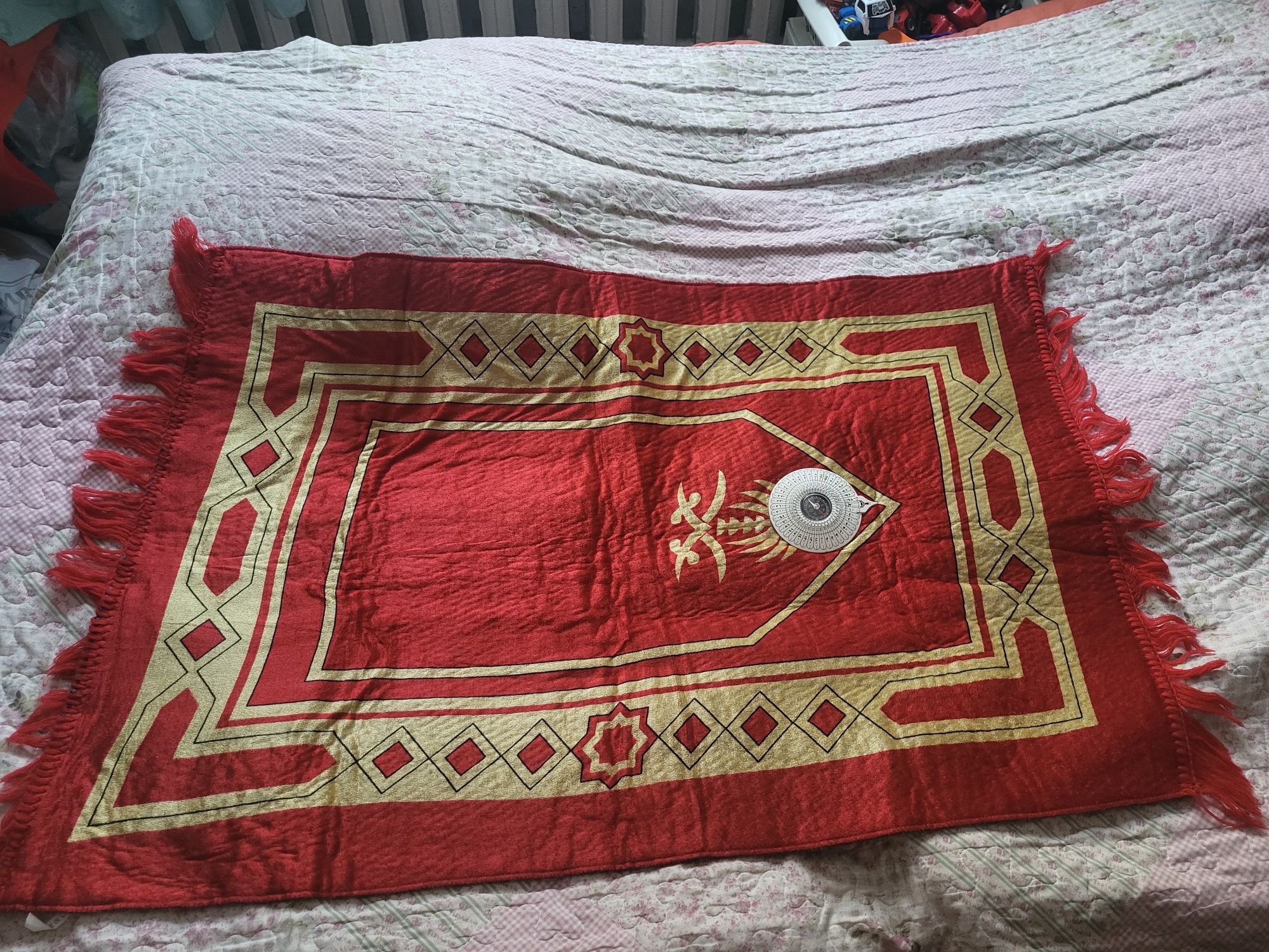 Продам жайнамаз красного цвета