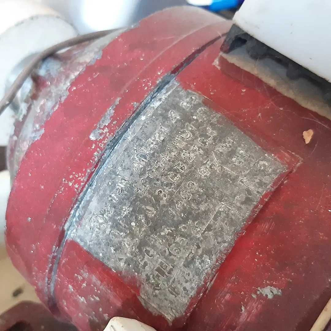 Электродвигатель 220V с точильной насадкой.