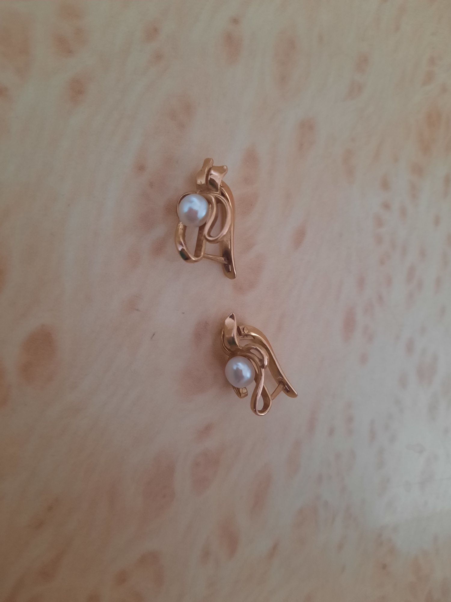 Золотые сережки продам