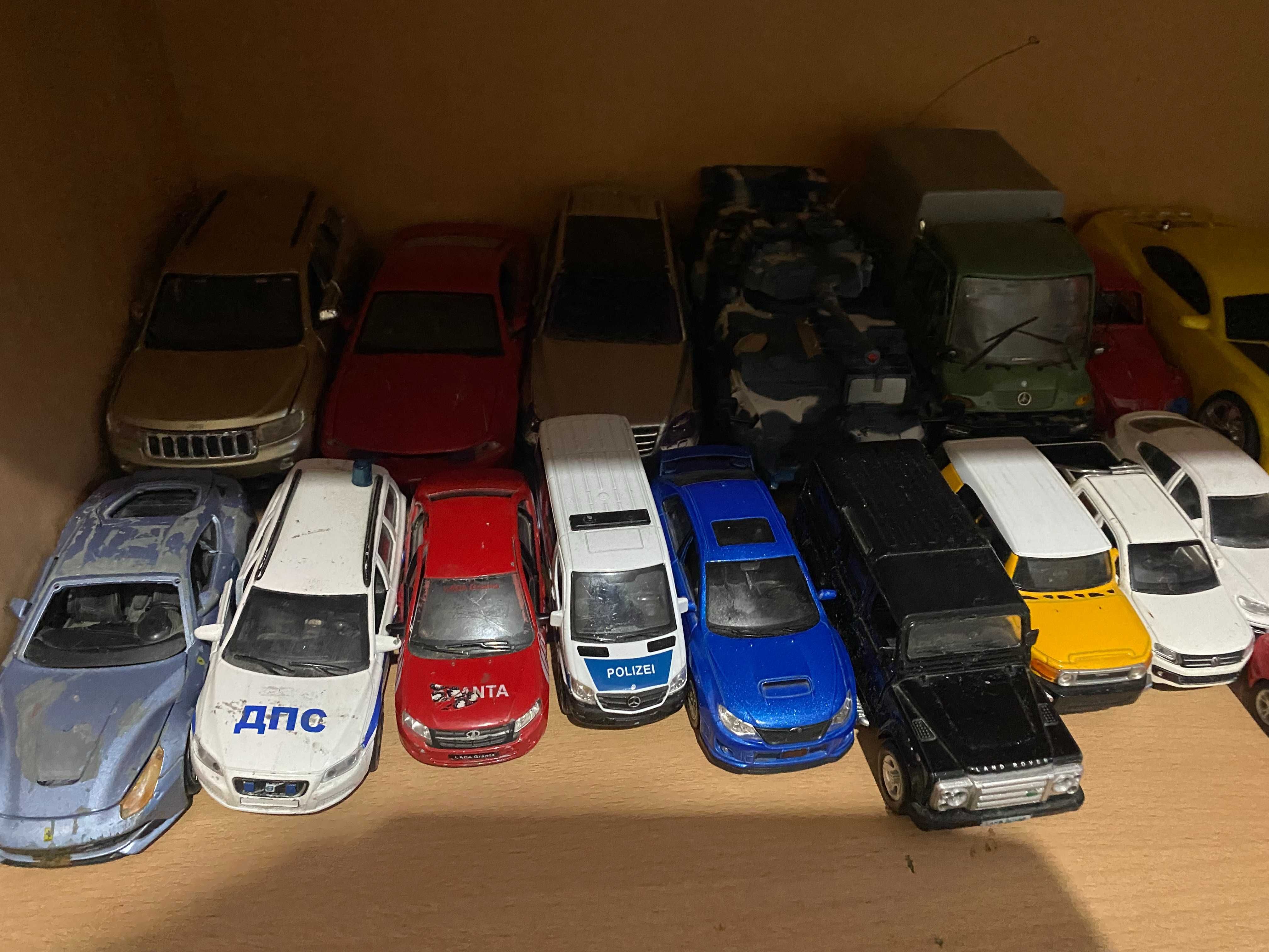 Продам машинки hot wheels, большие, средние и маленькие.