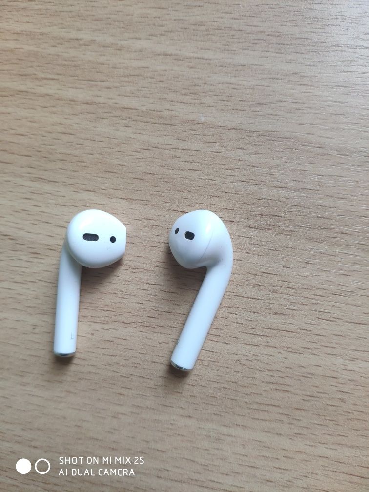 Продам оригинал левый ухо и правый ухо от airpods 2