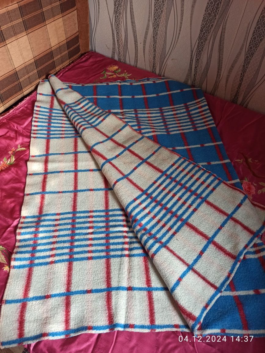 Продам одеяла, пледы, конверт на выписку.