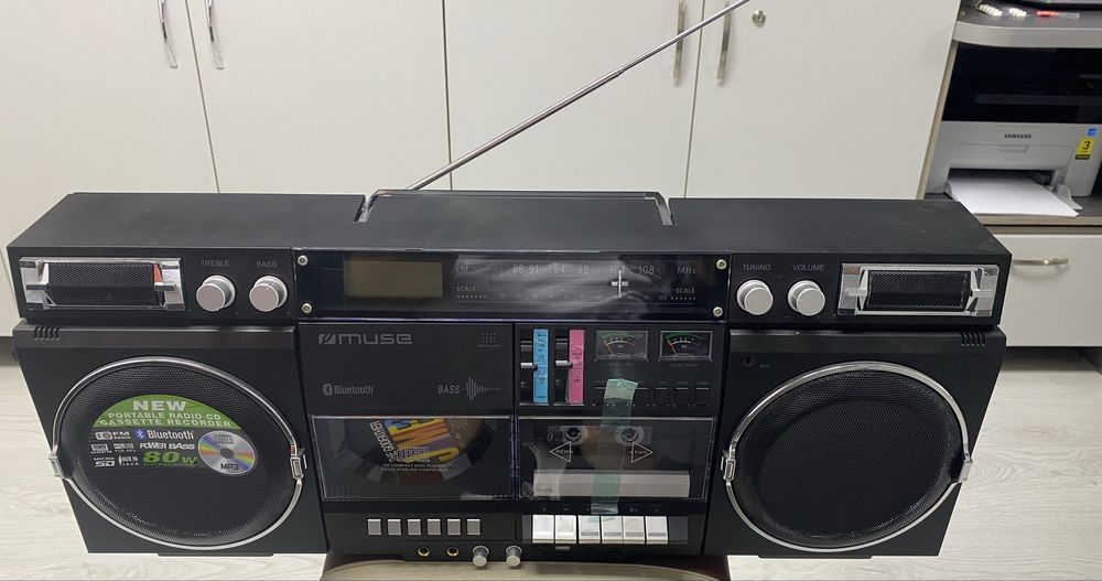 Продам новую магнитолу с CD-проигрывателем Muse - 380