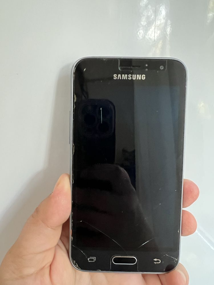 Samsung Galaxy J1 (2016) телефон