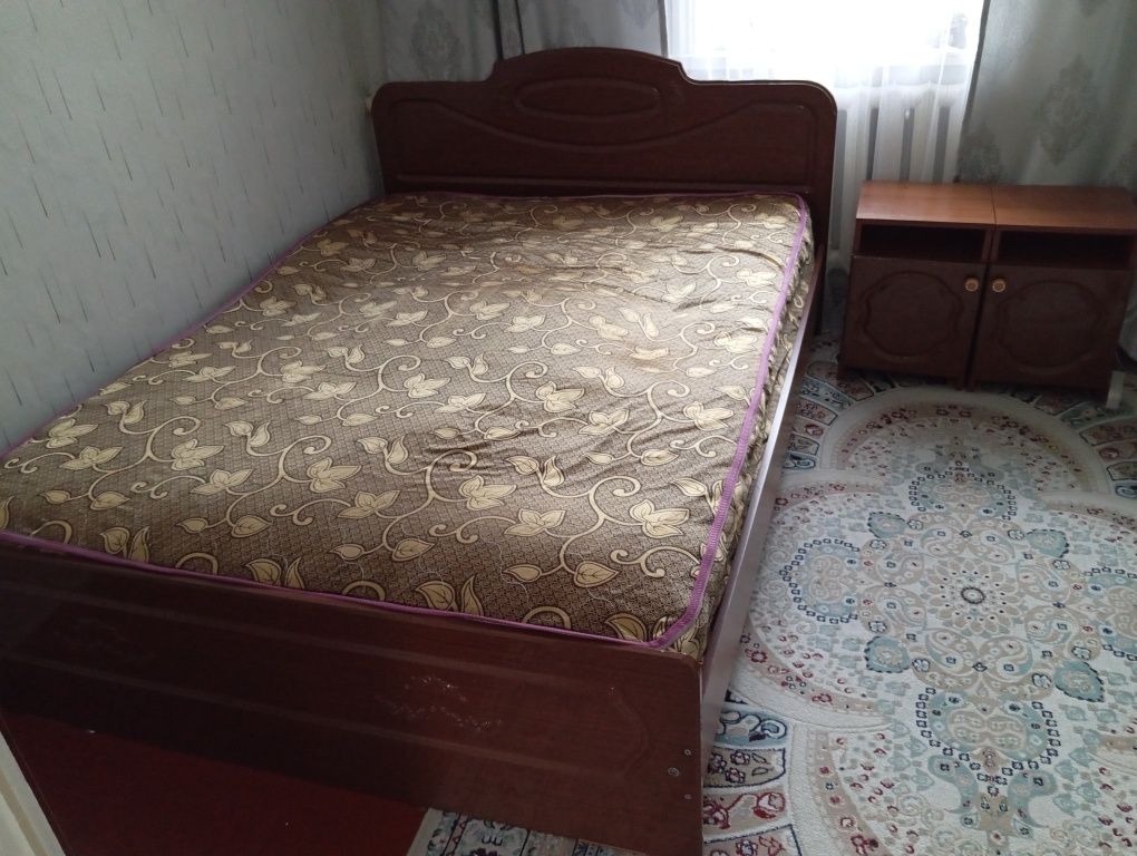 Продам кровать с тумбочка и.