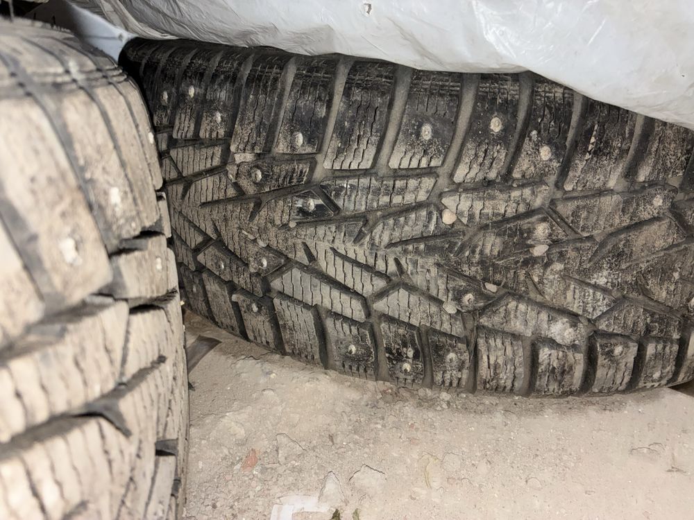 Новый Комплект шипованных шин с дисками 215/60/17 Nokian