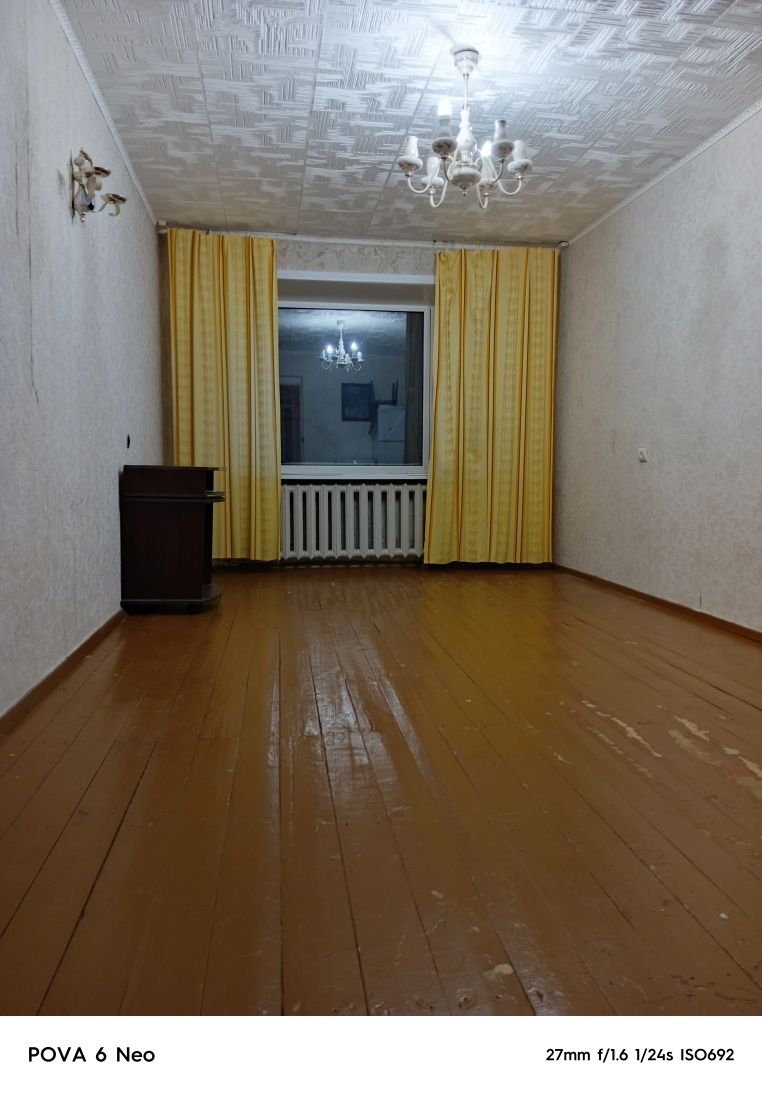 Продам 2х комнатную КСК , теплая,чистая, 3ий этаж, не угловая.