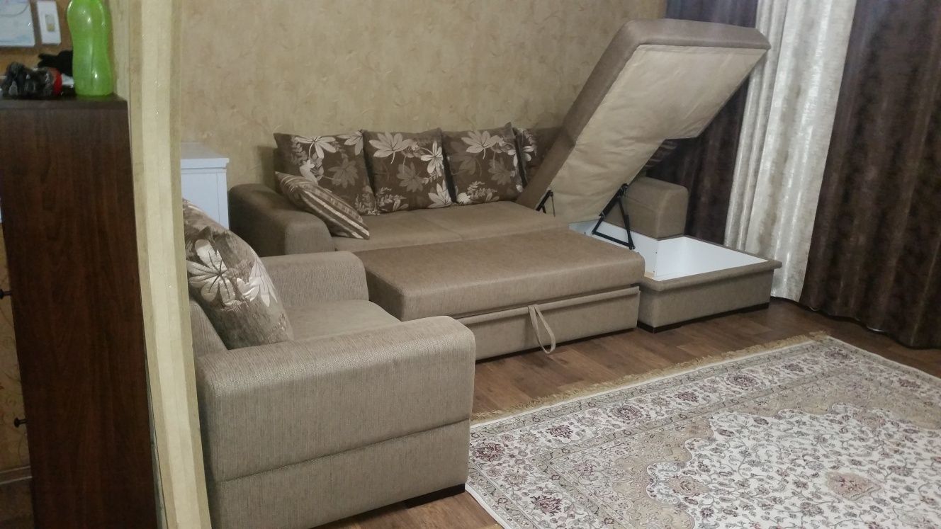 Продам угловой диван и кресло