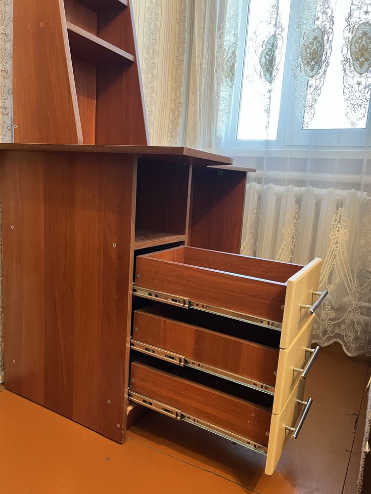 Продам письменный/компьютерный  стол