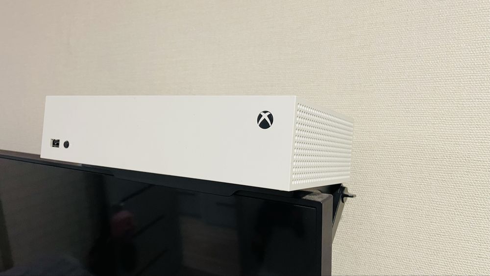 Продам Xbox series S 2 джойстика + игры.