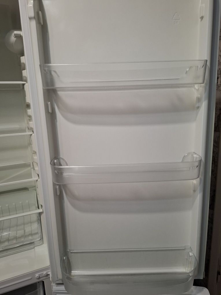 Продам холодильник Indesit