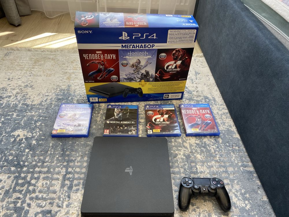 PlayStation 4 Slim 1TB + игры + геймпад — отличное состояние!всё ориг