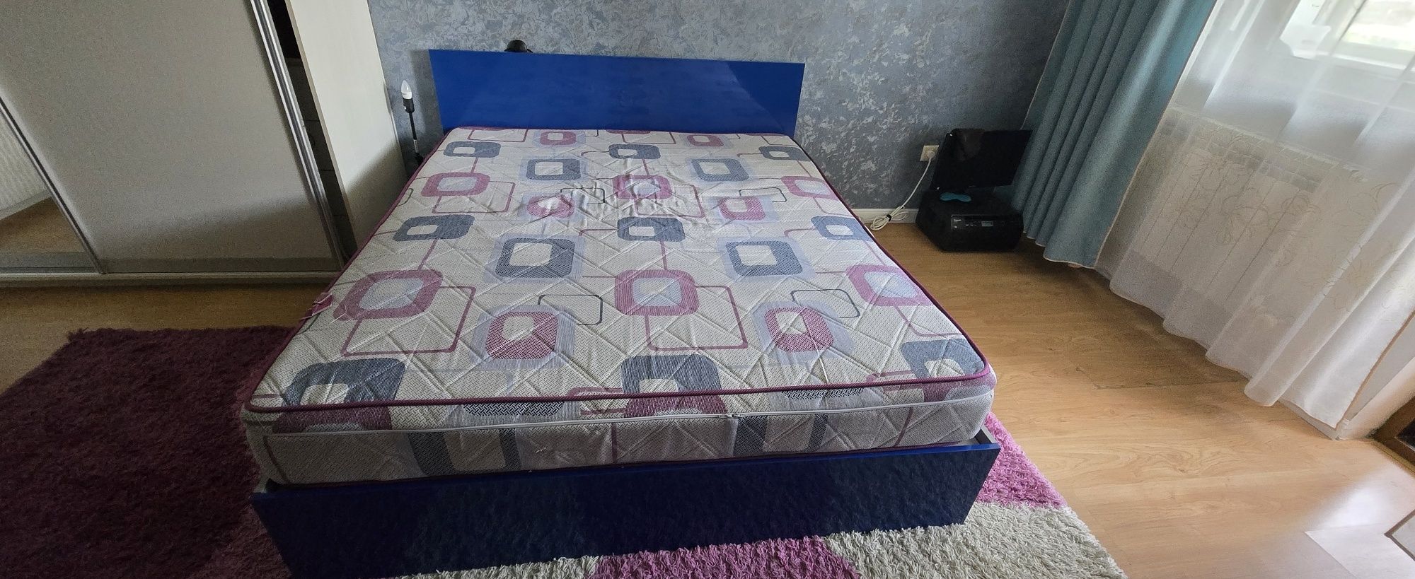 Двуспальная кровать с матрасом