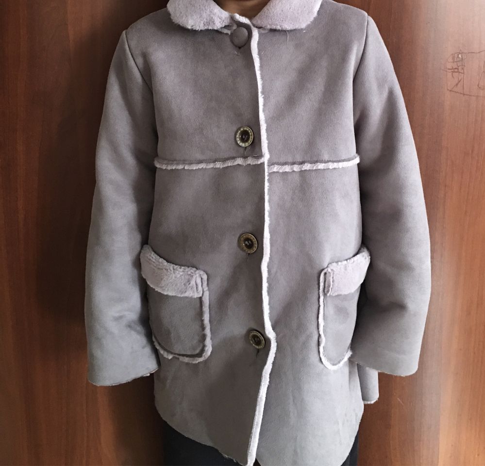 Продам искуственную дубленку для девочки 5-6 лет