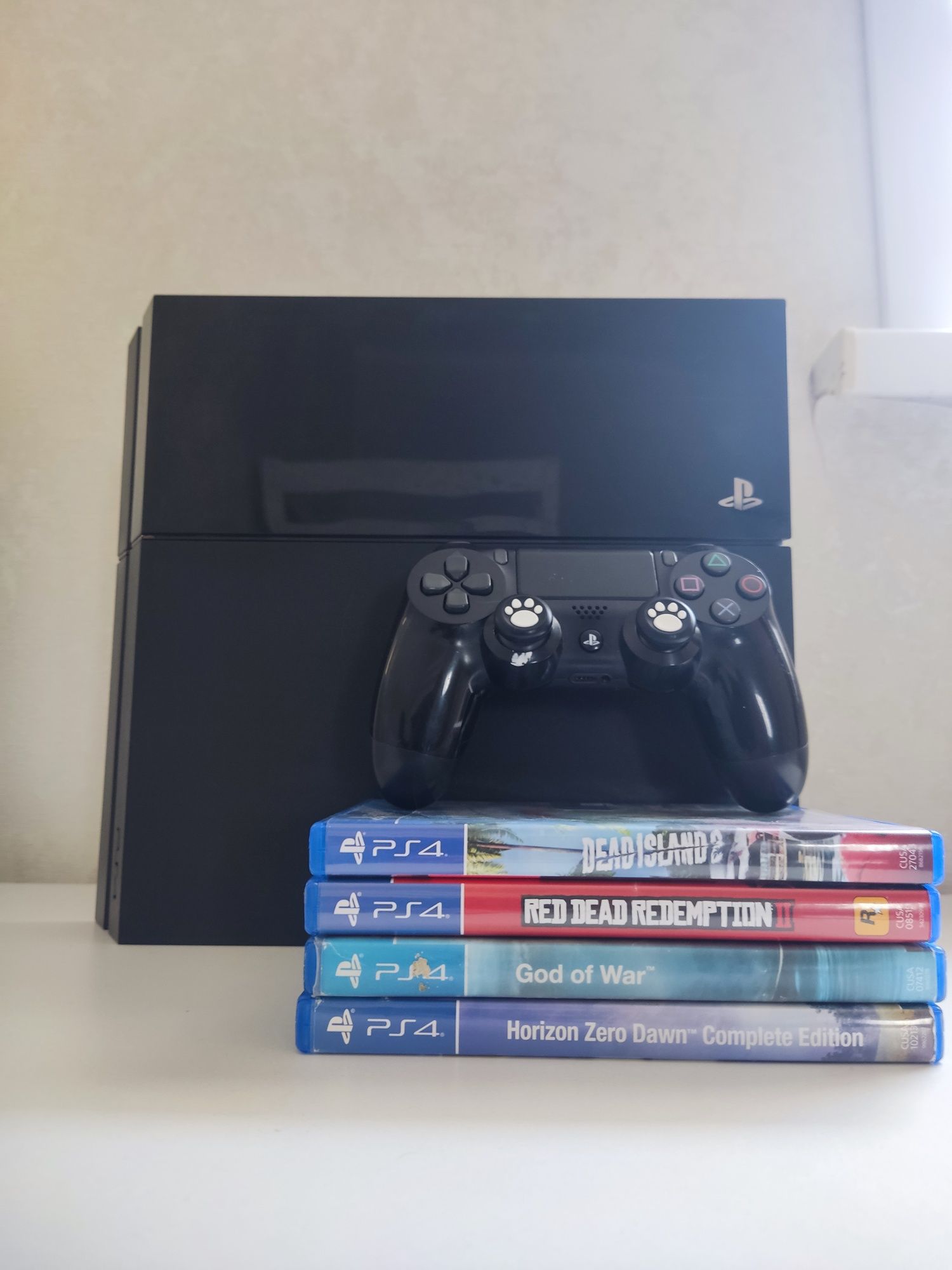 Playstation 4 fat 4 диска и куча установленых игр