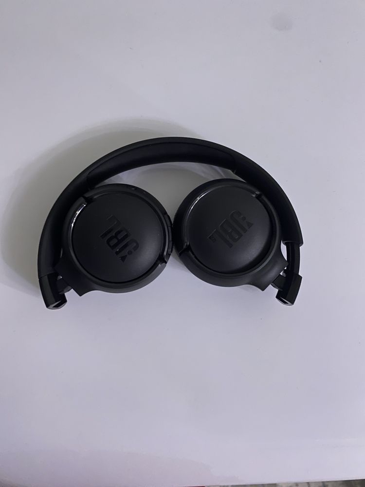 Беспроводные наушники JBL tune 520BT черного цвета