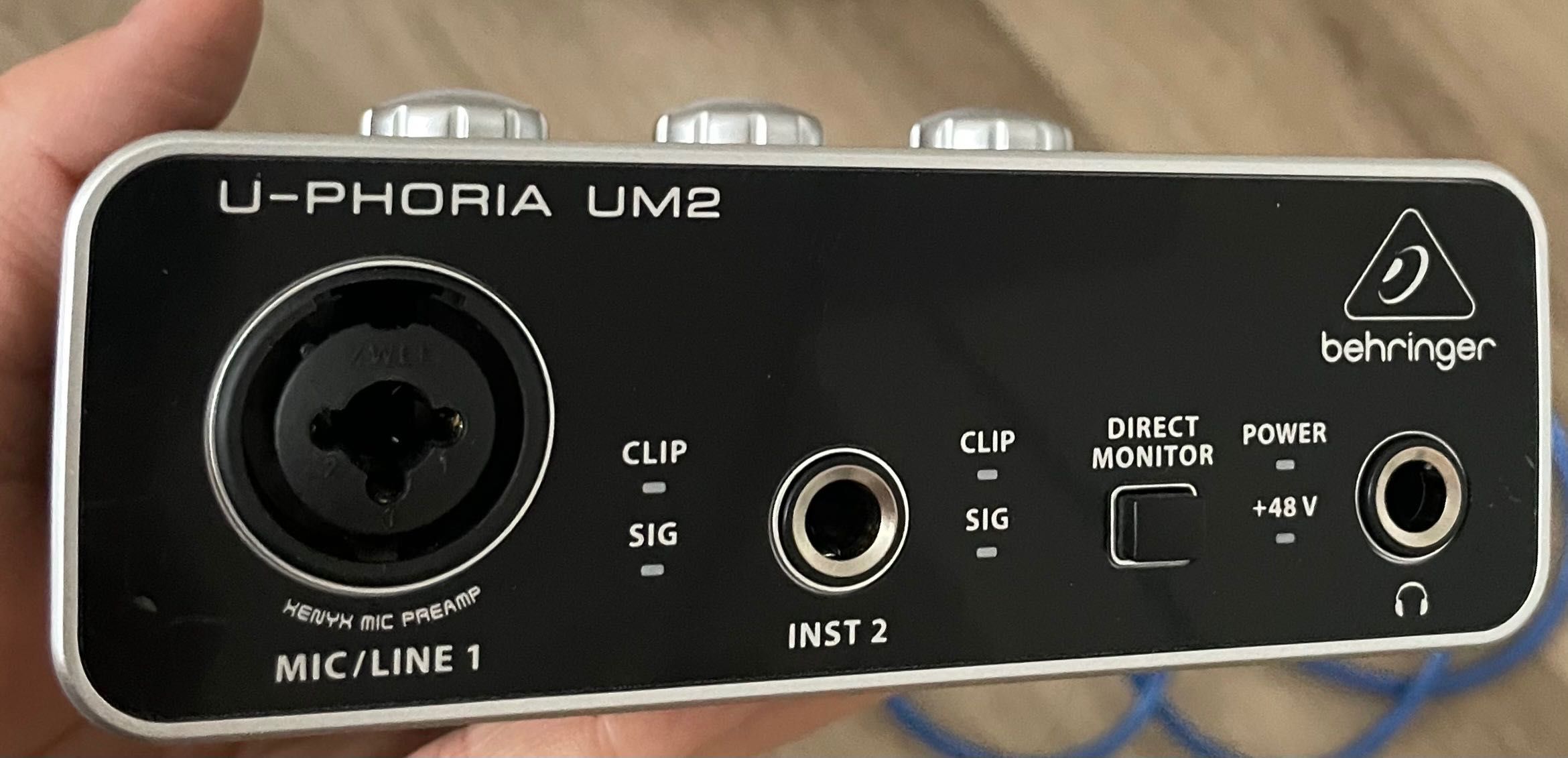 звуковая карта Behringer UM2